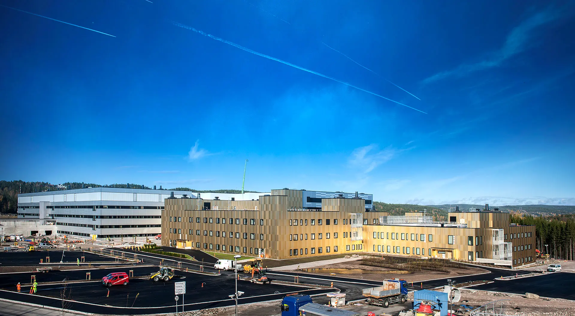 Nye sykehusbygg på Kalnes i Sarpsborg, med anleggsområdet foran